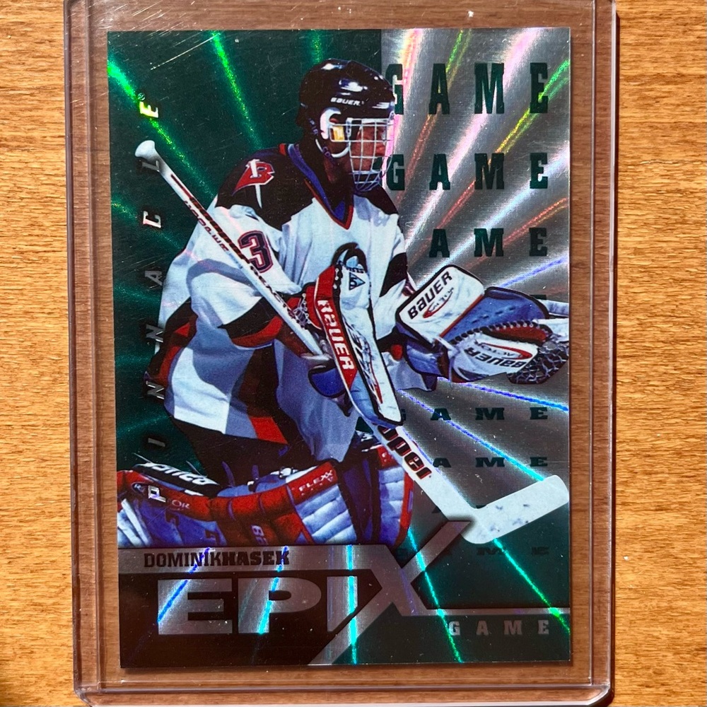 1997-98 Pinnacle Epix Season Emerald #22 Dominik Hasek Card (Print Run Of 50)